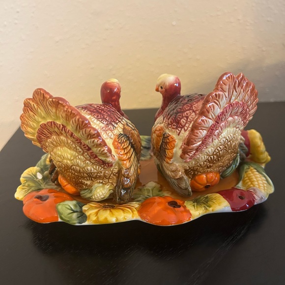 Thanksgiving Turkey Salt and Pepper Shakers - Picture 4 of 4